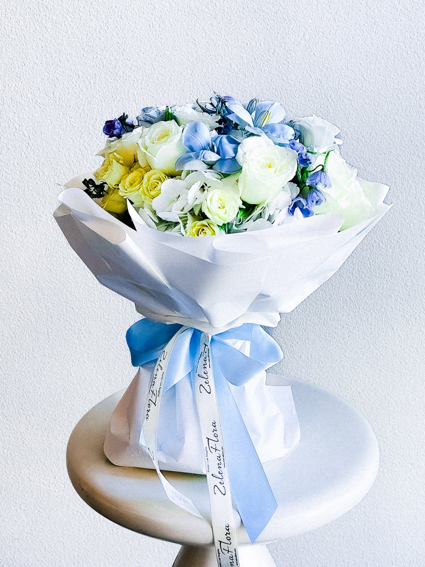 handcrafted seasonal premium flowers bouquet Aura Sky by Zelena Flora Los Angeles